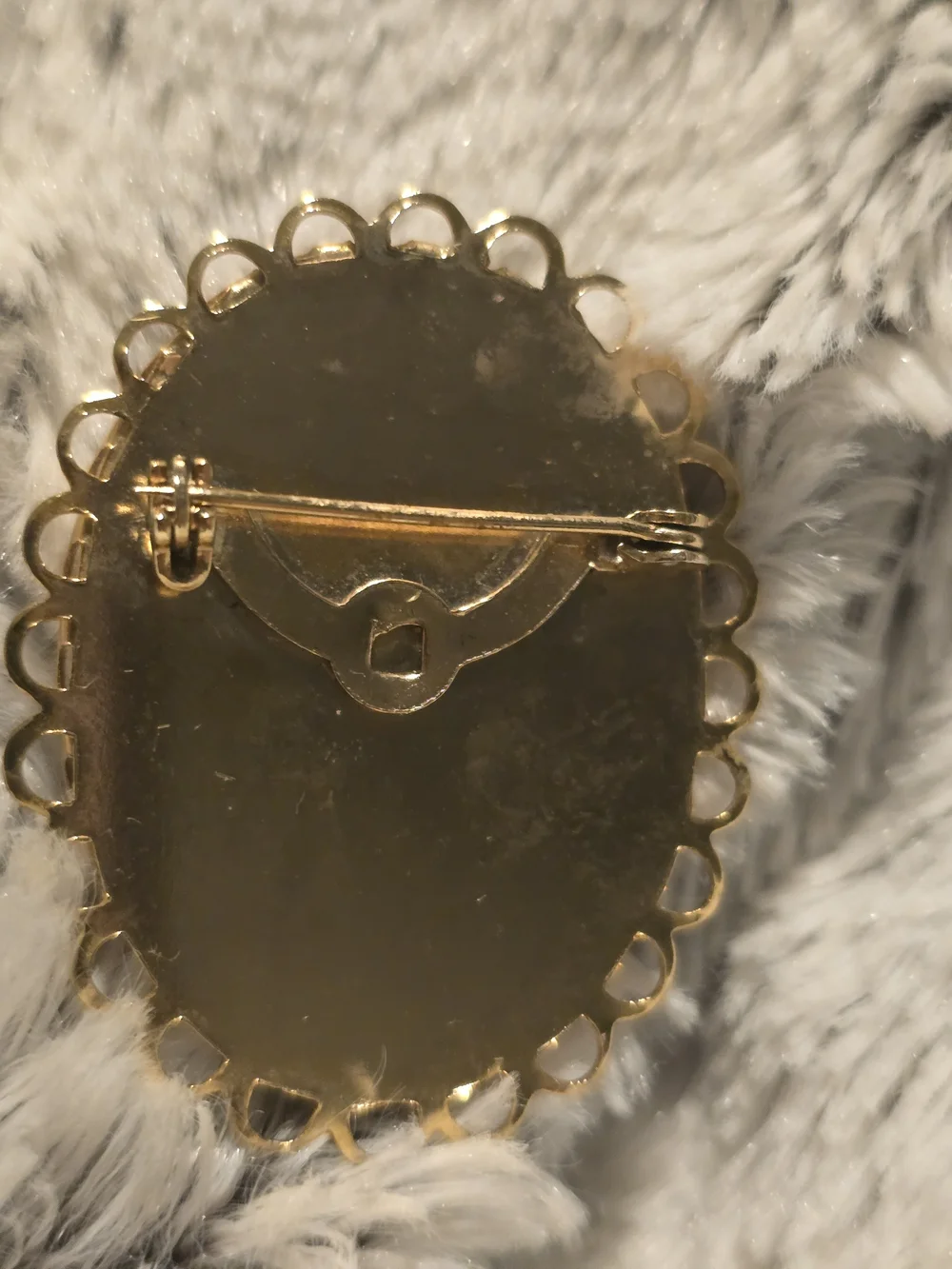 Vintage Cameo Brooch with Gold Frame 2" - Picture 2 of 2